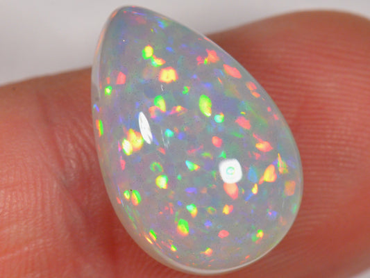 8 Karat - Tropfenförmiger Äthiopischer Welo Opal mit Regenbogen