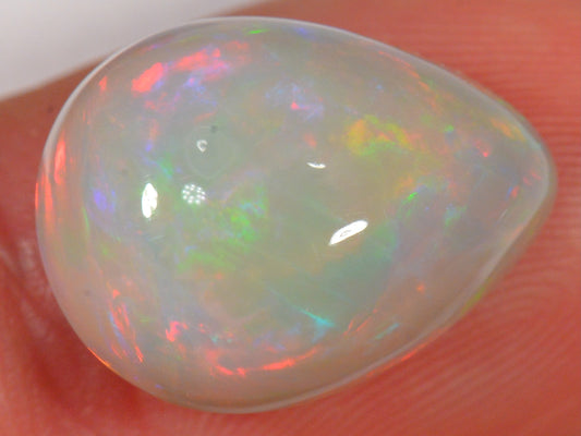 8.5 Karat - Tropfenförmiger Äthiopischer Welo Opal mit sanften Pastelfarben