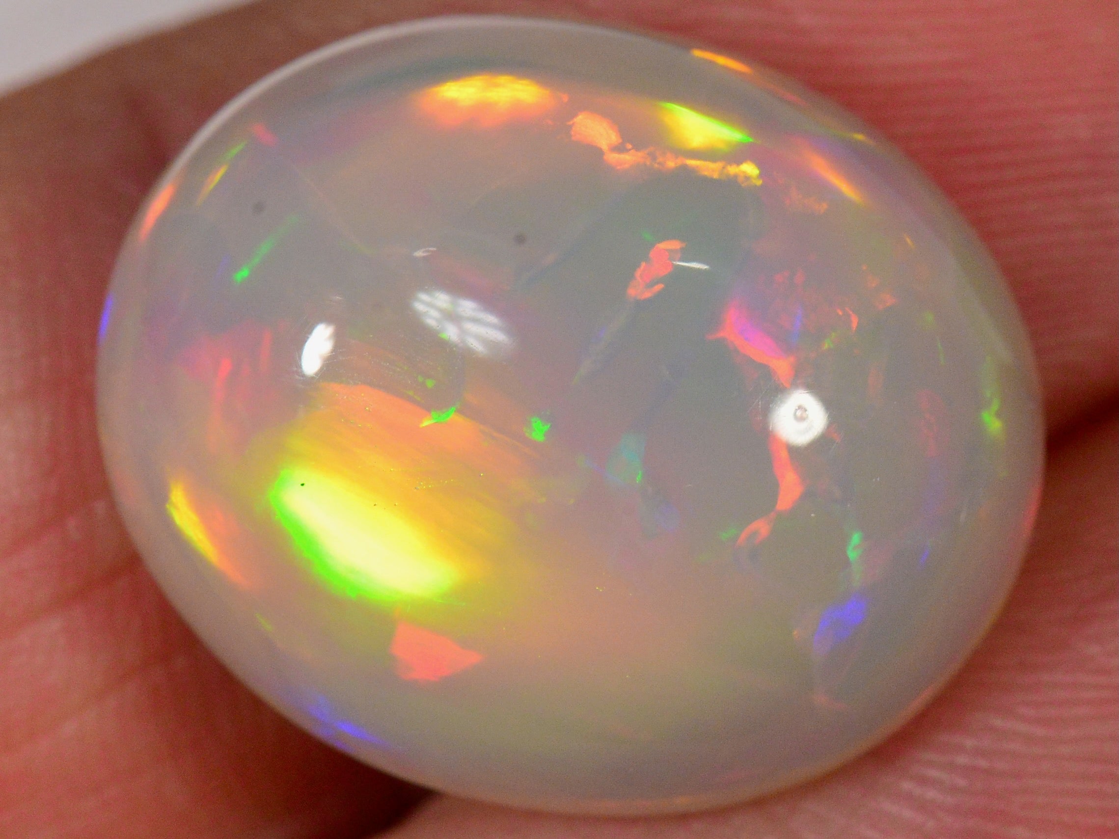 13.5 Karat - gräulicher oval geschliffener Äthiopischer Welo Opal - DeinOpal