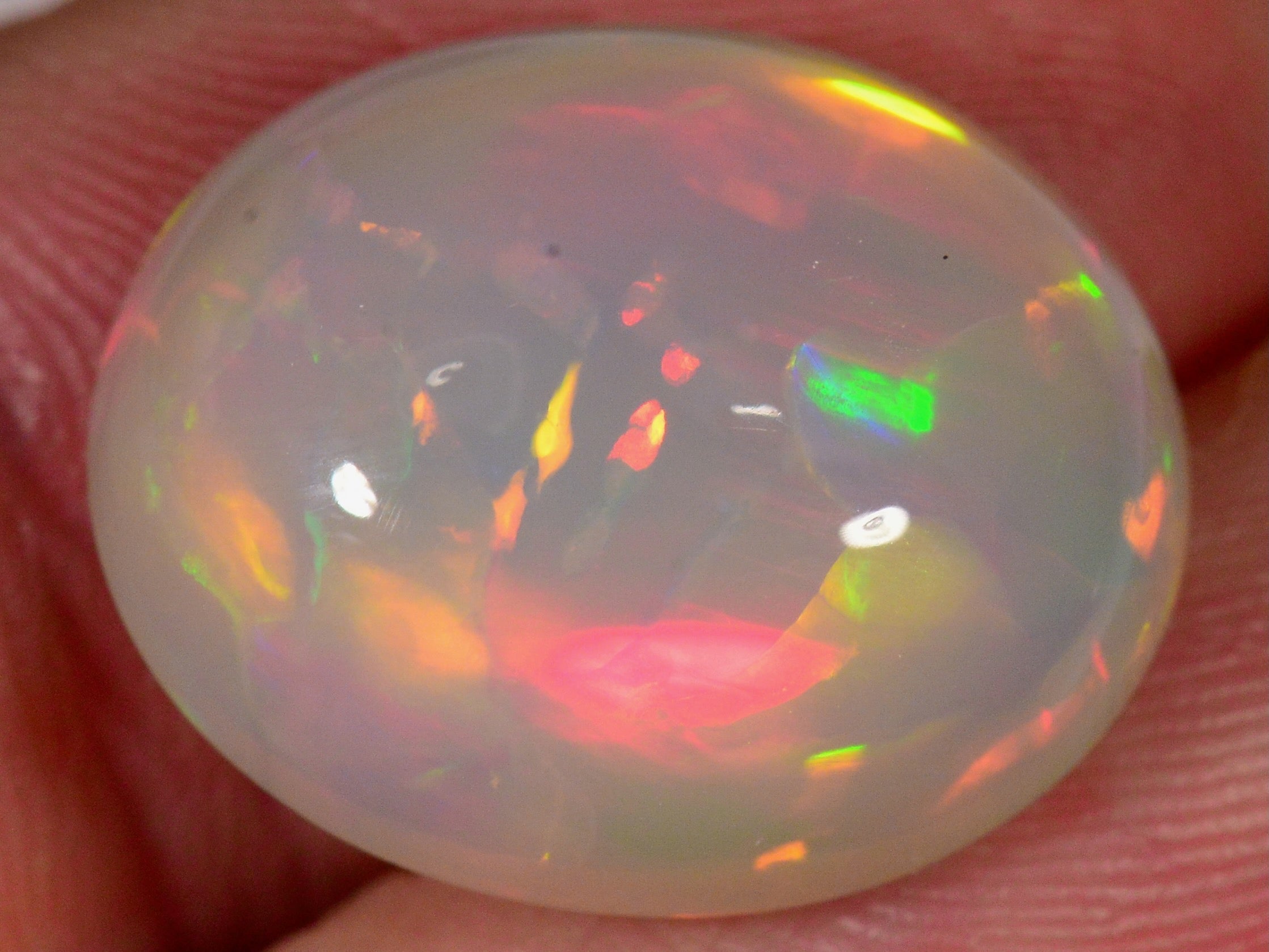 13.5 Karat - gräulicher oval geschliffener Äthiopischer Welo Opal - DeinOpal