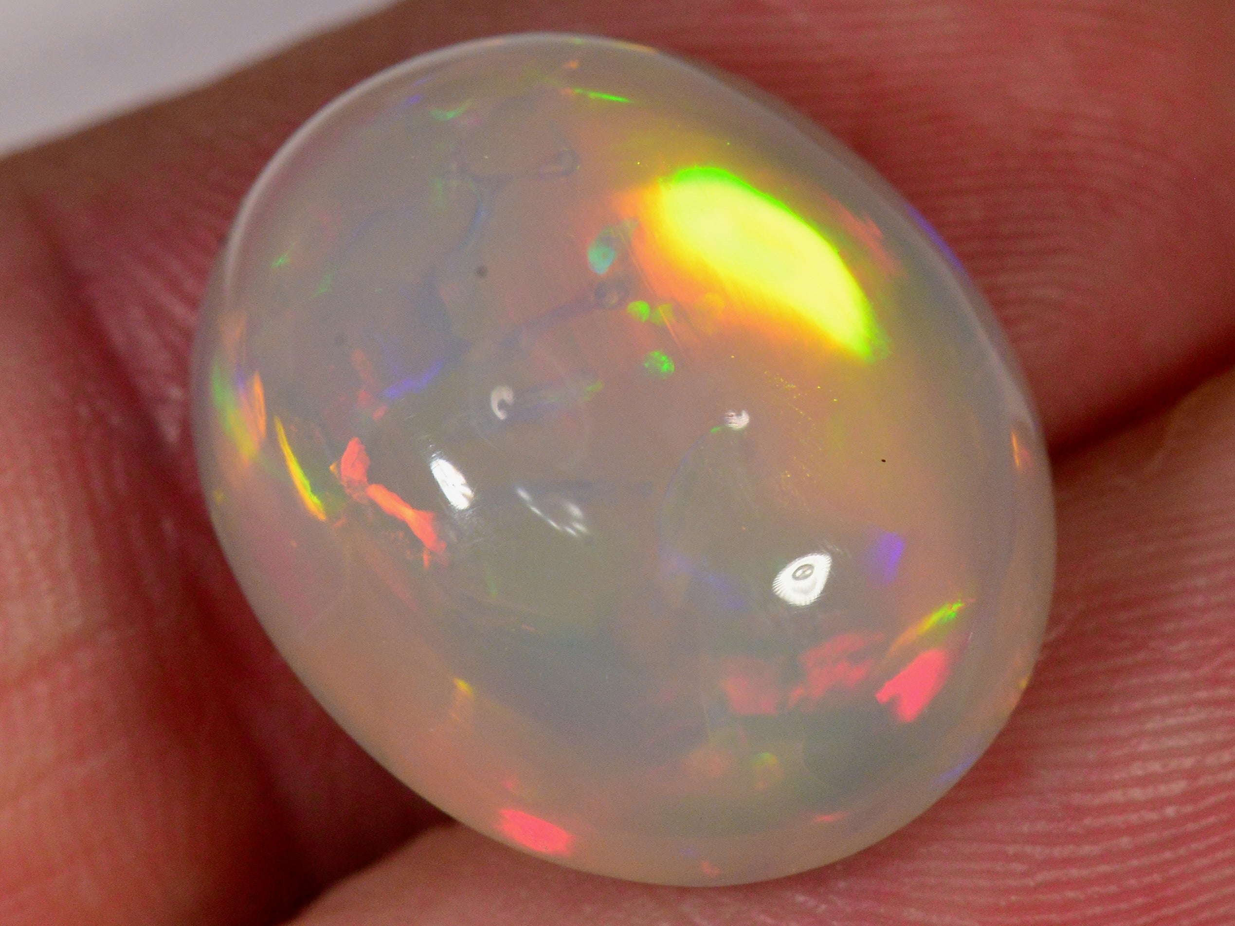 13.5 Karat - gräulicher oval geschliffener Äthiopischer Welo Opal - DeinOpal