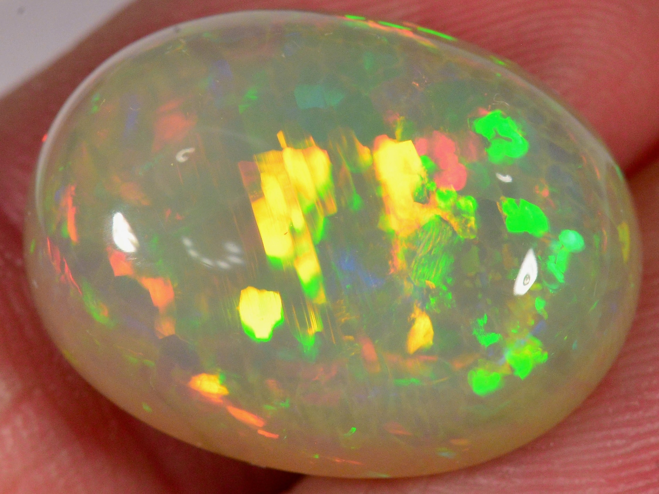 15.2 Karat - Oval geschliffener Äthiopischer Welo Opal mit schönem Muster - DeinOpal