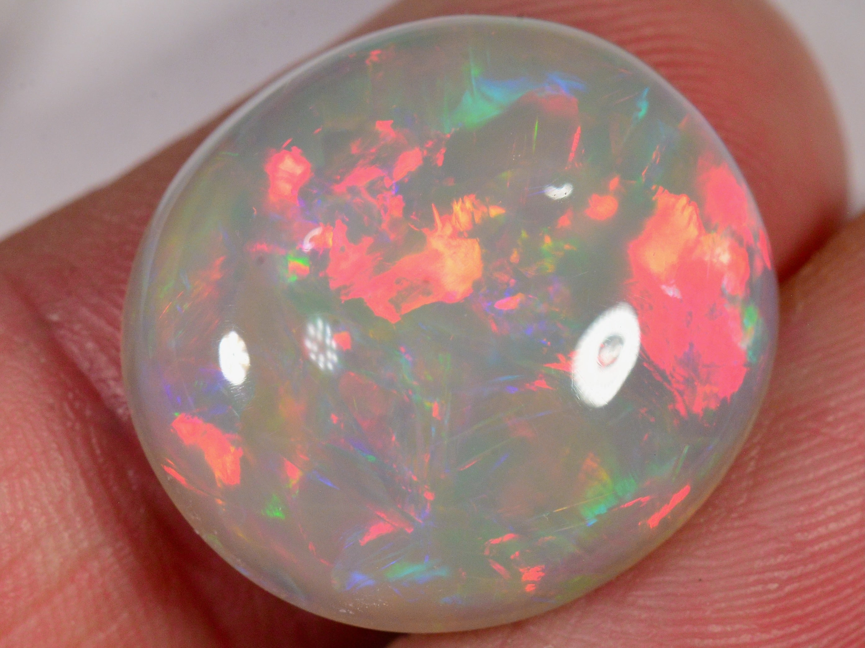 15.6 Karat - gräulicher oval geschliffener Äthiopischer Welo Opal - DeinOpal