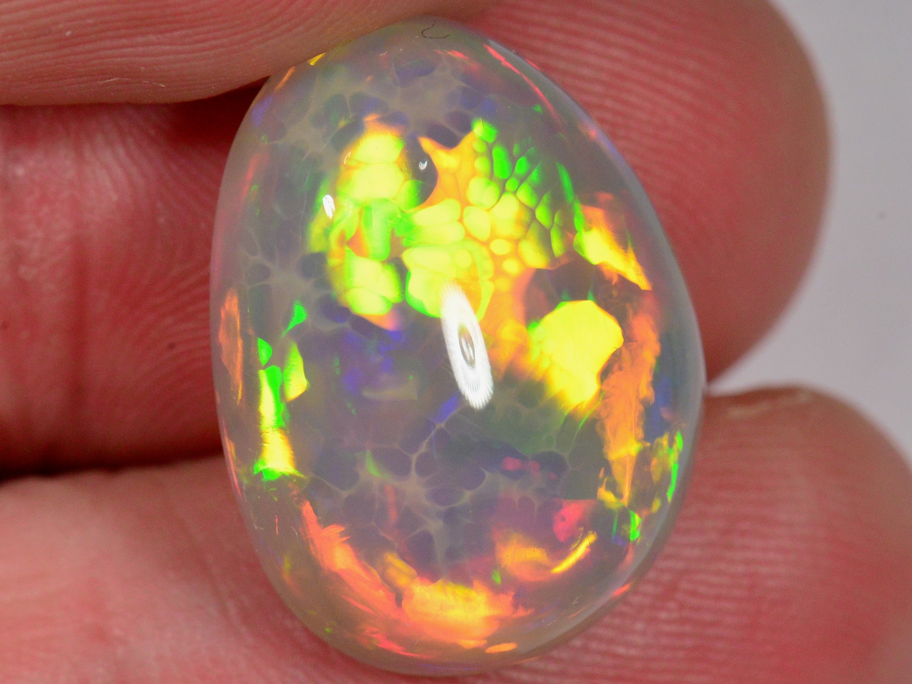 16.7 Karat - Dunkler leuchtender Äthiopischer Welo Opal - DeinOpal