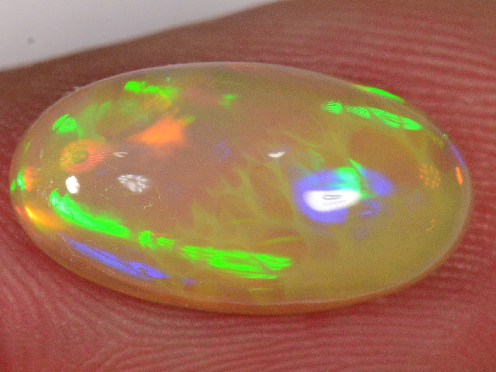 3.1 Karat - Oval geschliffener Äthiopischer Welo Opal mit schönem Muster - DeinOpal
