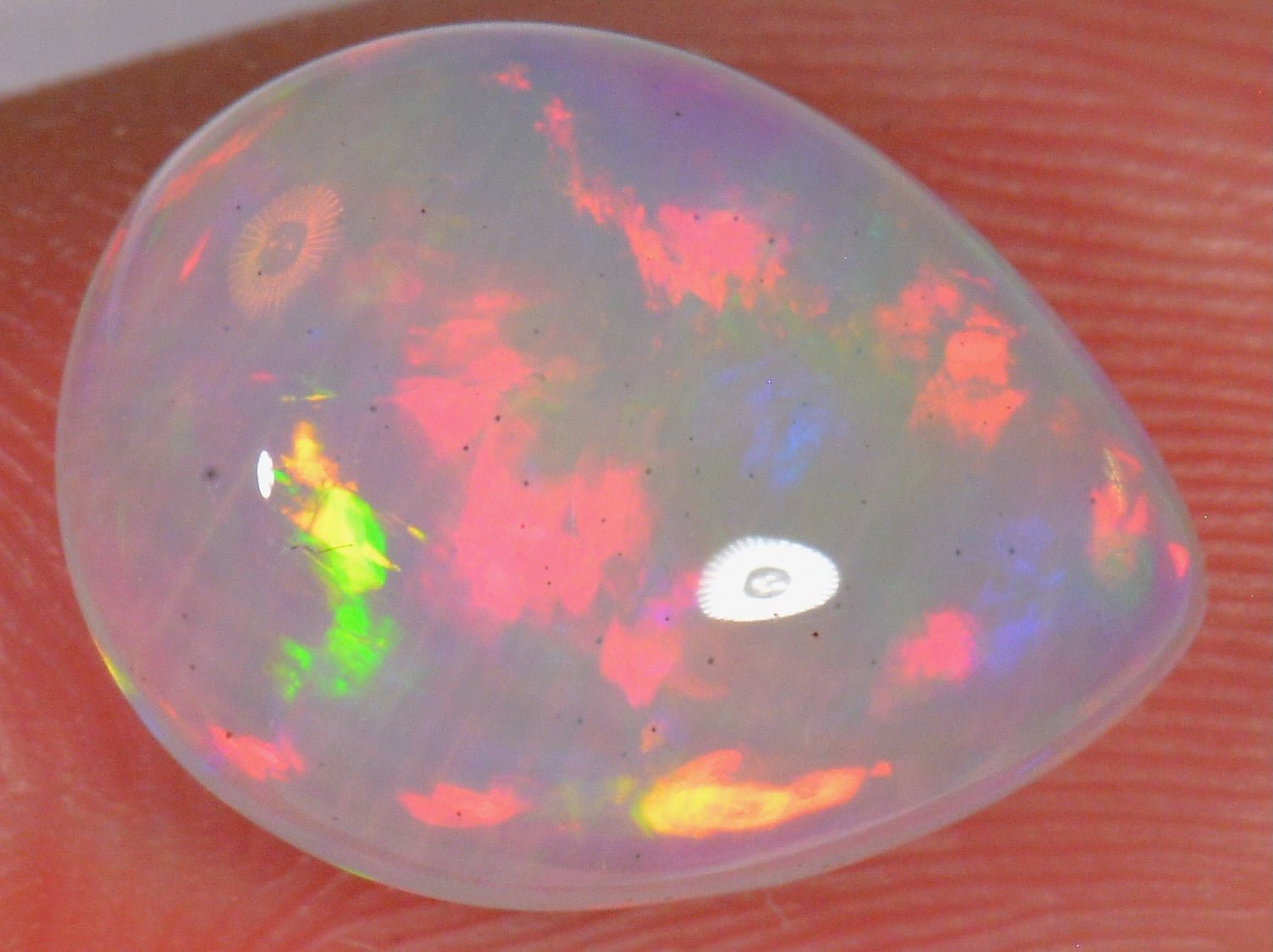 3.7 Karat - Tropfenförmiger Äthiopischer Welo Opal - DeinOpal