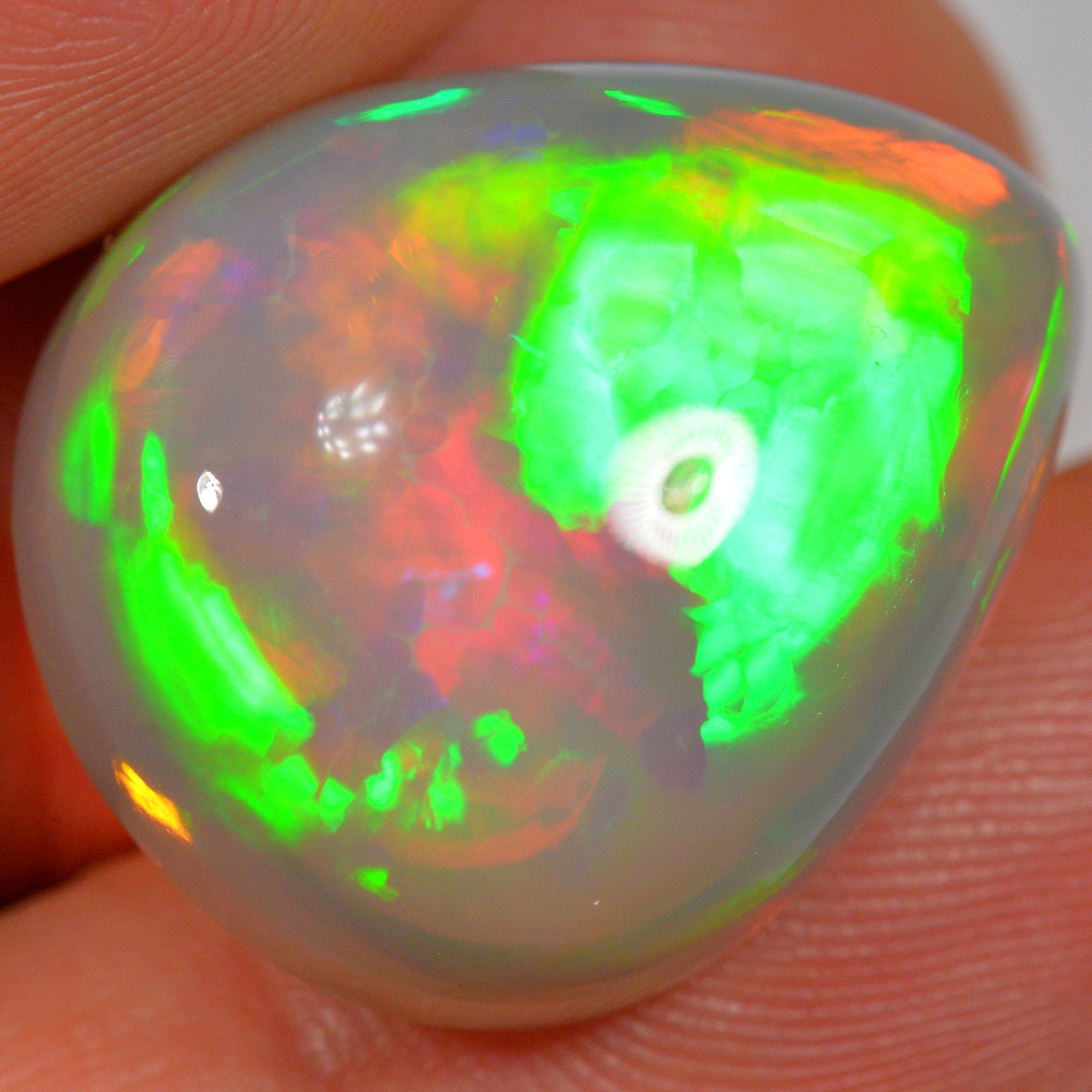 28.9 Karat - Glänzender Broadflash - Dunkler Äthiopischer Welo Opal – natürlicher äthiopischer Welo Opal