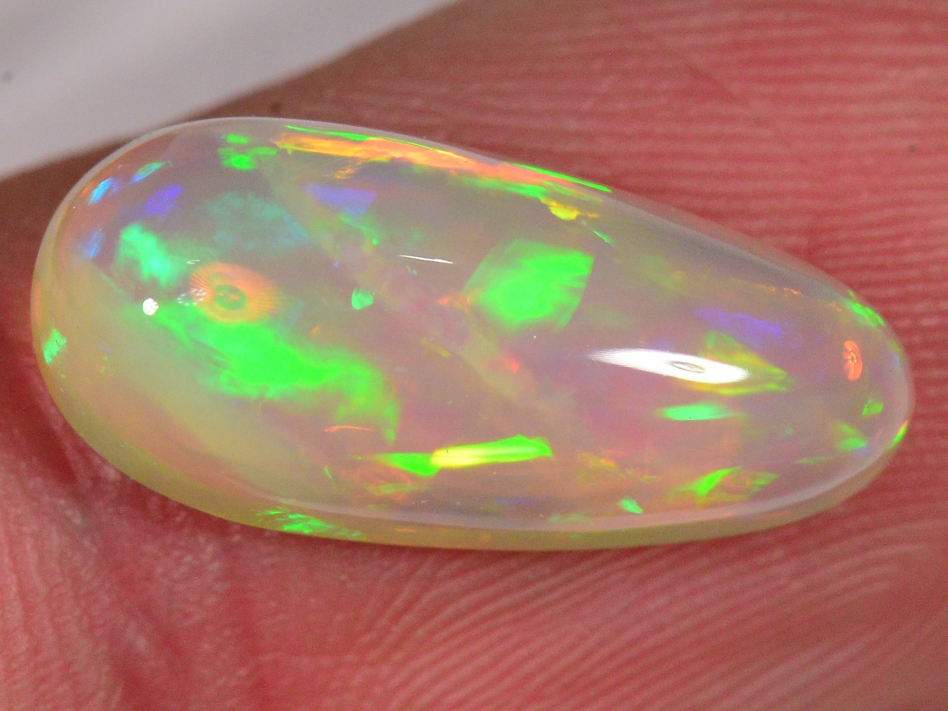 4.4 Karat - Tropfenförmiger Äthiopischer Welo Opal mit Streifenmuster - DeinOpal