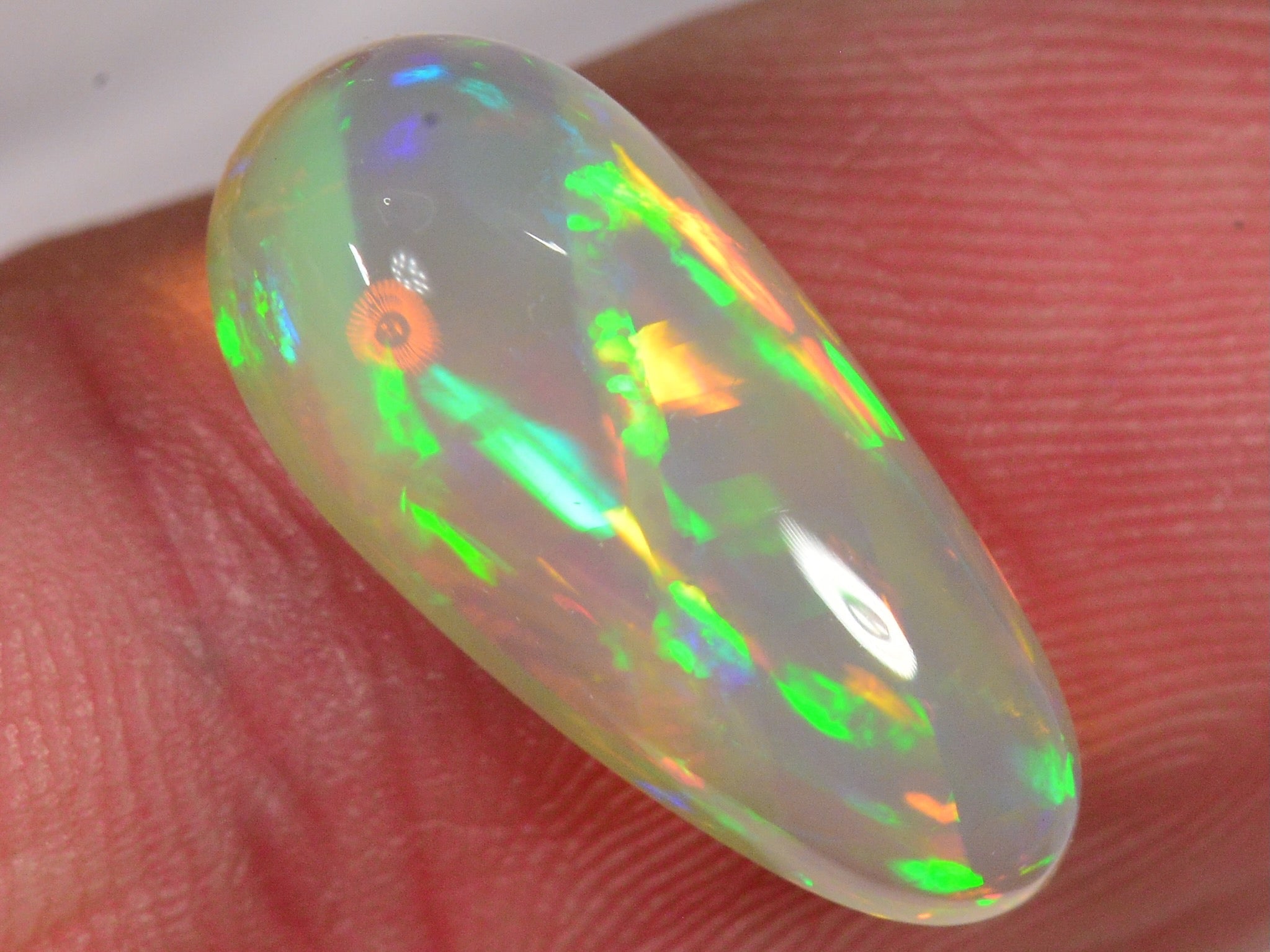 4.4 Karat - Tropfenförmiger Äthiopischer Welo Opal mit Streifenmuster - DeinOpal