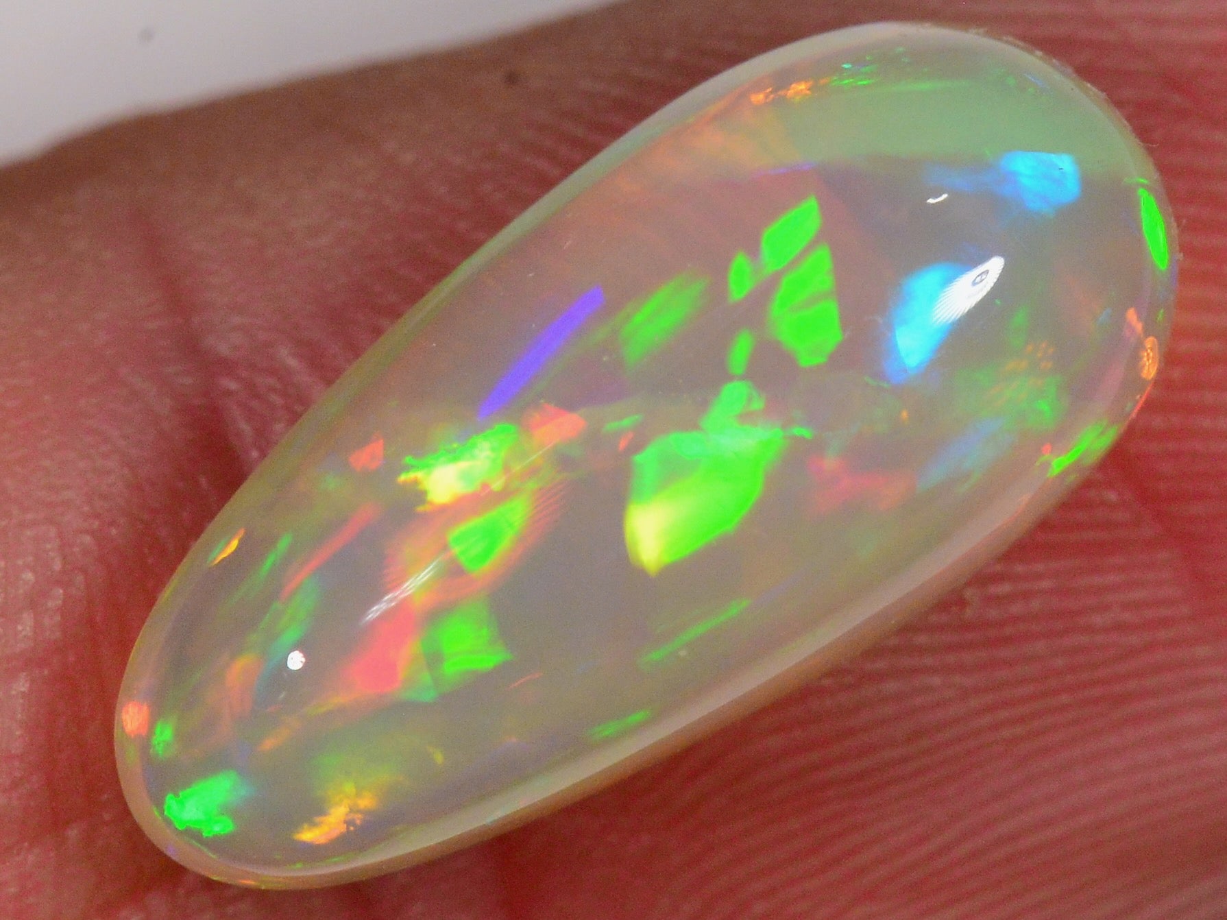 4.4 Karat - Tropfenförmiger Äthiopischer Welo Opal mit Streifenmuster - DeinOpal