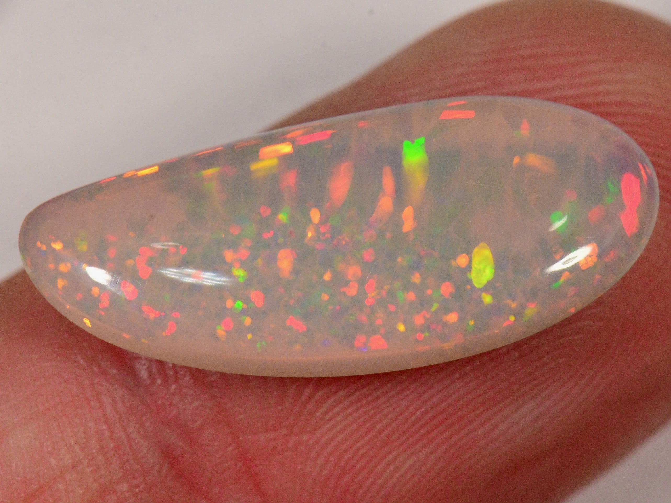 5.6 Karat - Hellgrauer Äthiopischer Welo Opal mit Pinfire und Streifen - DeinOpal