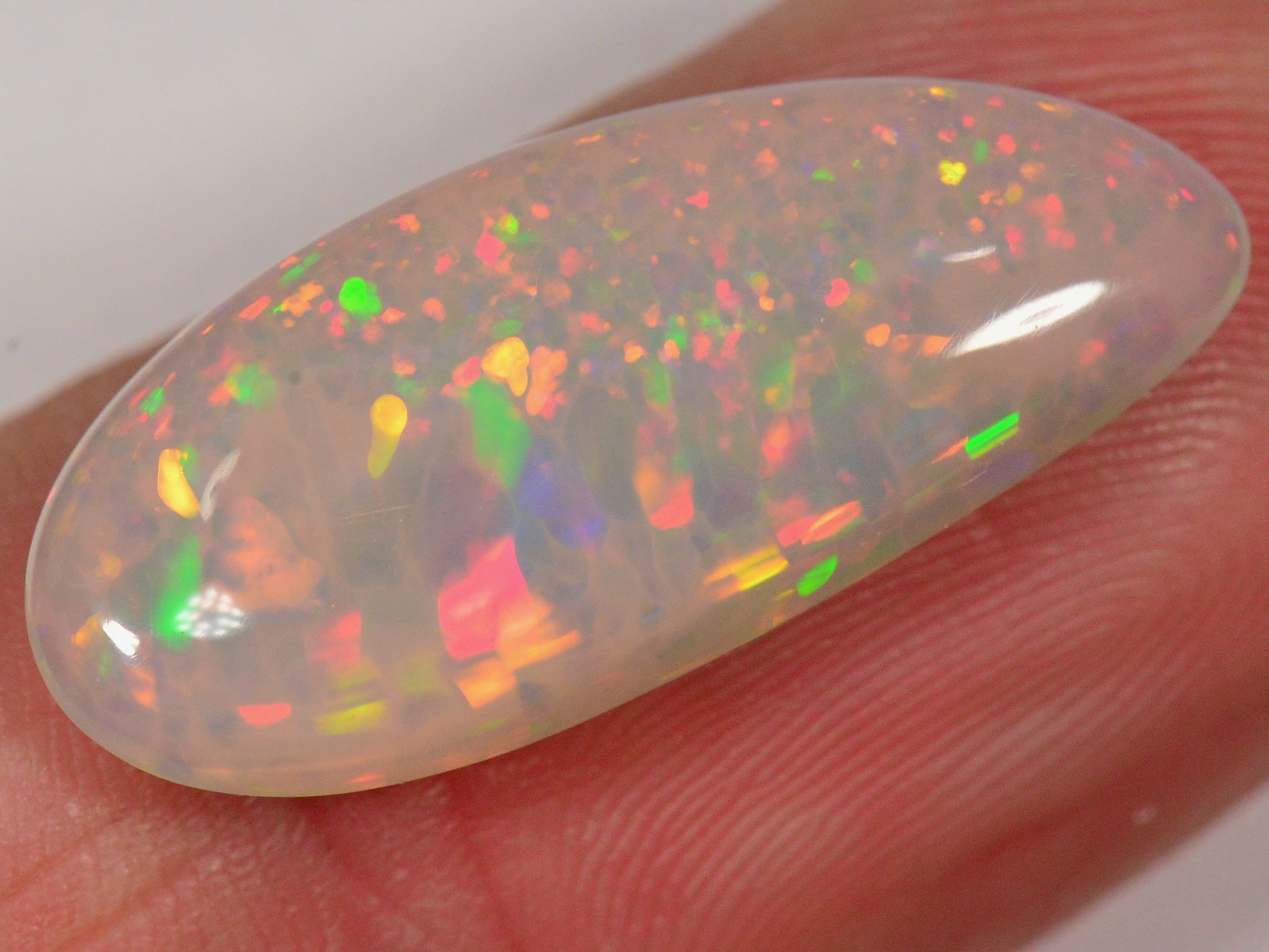 5.6 Karat - Hellgrauer Äthiopischer Welo Opal mit Pinfire und Streifen - DeinOpal