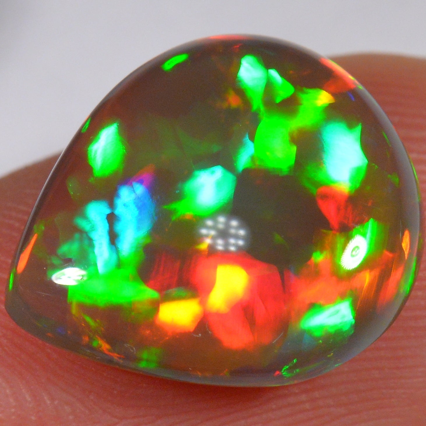 6.1 Karat - Dunkler Tropfenförmiger Äthiopischer Welo Opal - Beska Mine - DeinOpal