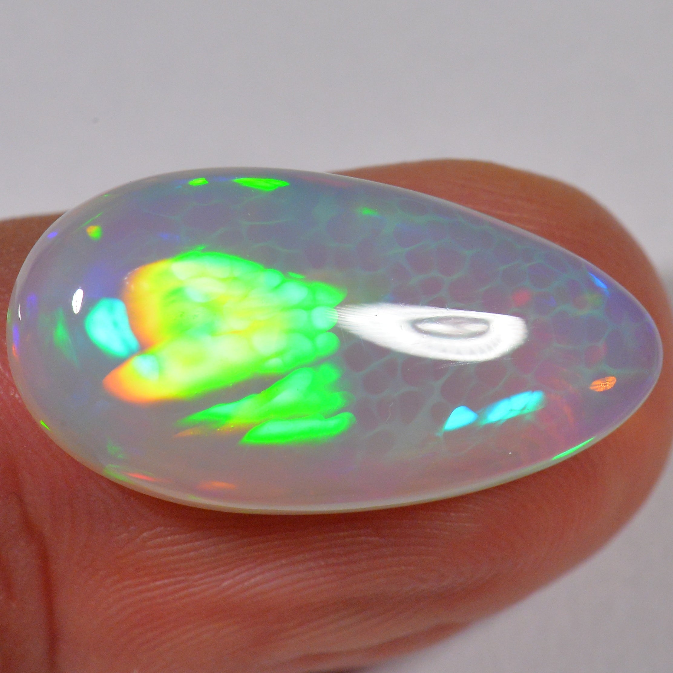 8.1 Karat - Tropfenförmiger Äthiopischer Welo Opal - DeinOpal