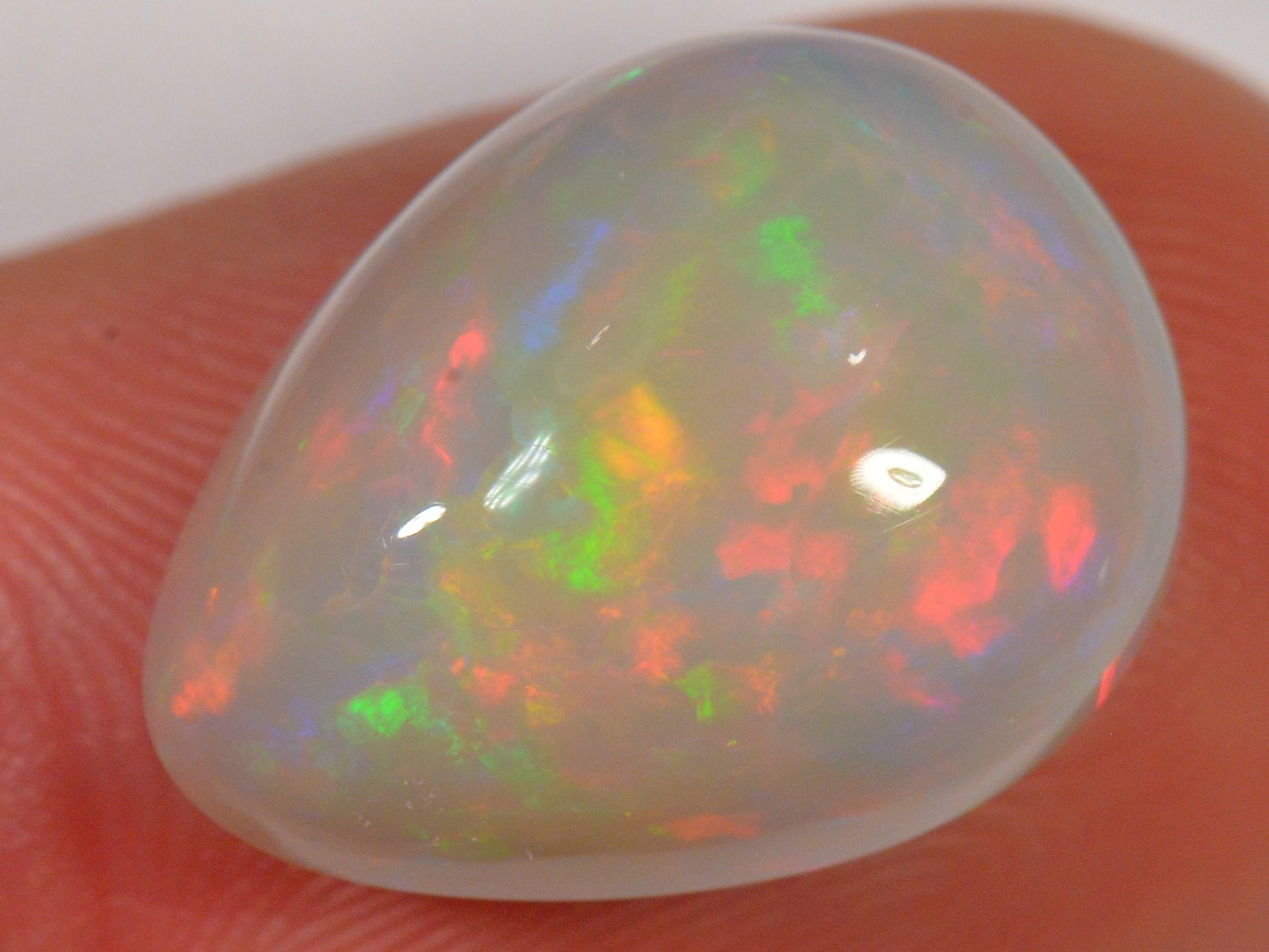 8.5 Karat - Tropfenförmiger Äthiopischer Welo Opal mit sanften Pastelfarben - DeinOpal