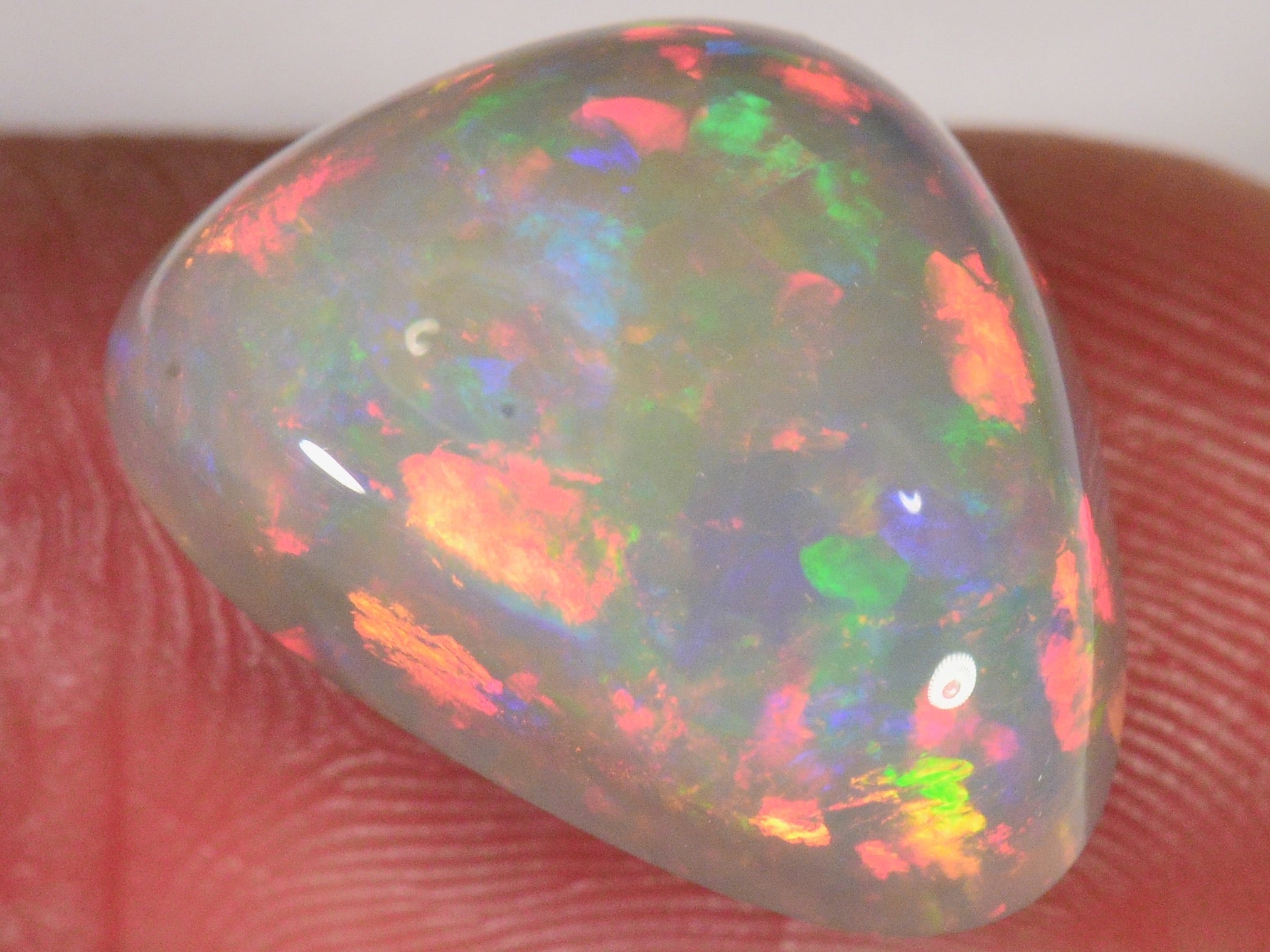 8.6 Karat - Natürlich Dunkler Dreieckiger Äthiopischer Welo Opal - DeinOpal