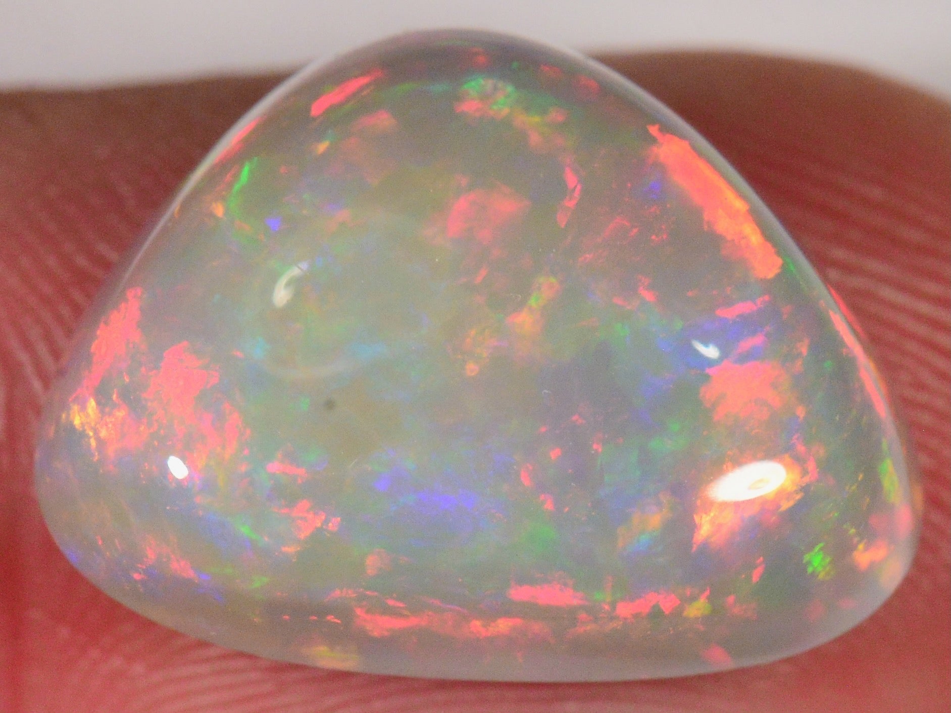 8.6 Karat - Natürlich Dunkler Dreieckiger Äthiopischer Welo Opal - DeinOpal