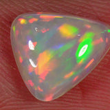 1,1 carat - Opale Welo éthiopienne triangulaire avec arc-en-ciel 